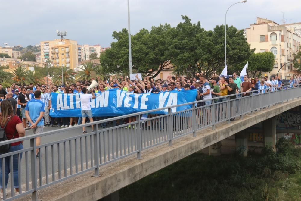 En torno a trescientos seguidores del equipo marchan desde la plaza de la Constitución hasta La Rosaleda portando la pancarta 'Por dignidad, Al Thani vete ya' y lanzando consignas contra el jeque y los jugadores y en favor del club