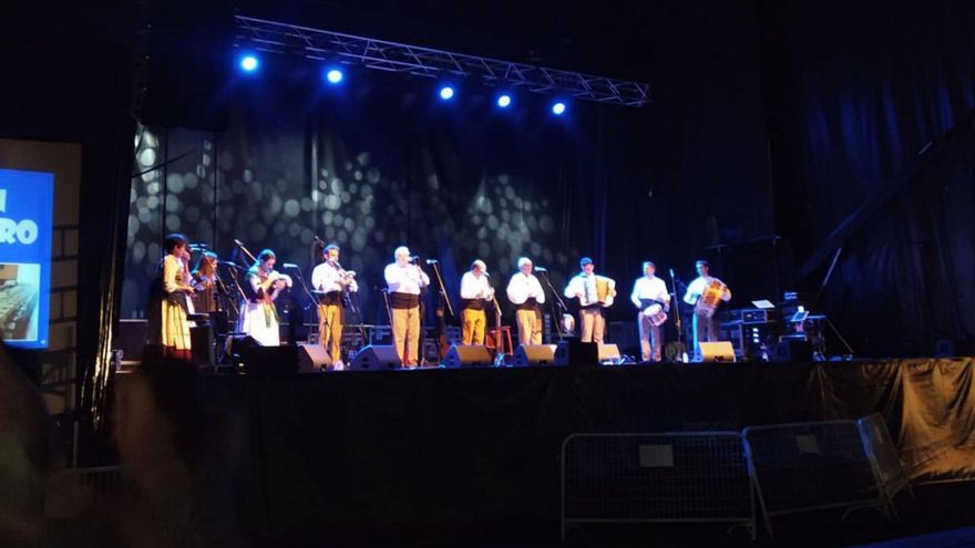 Momento de la actuación del Grupo Regatos (arriba). Aspecto del campo de la fiesta (abajo).