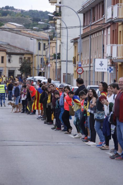 Milers de persones en la cadena humana de Sant Julià de Ramis a Aiguaviva per commemorar l'1-O