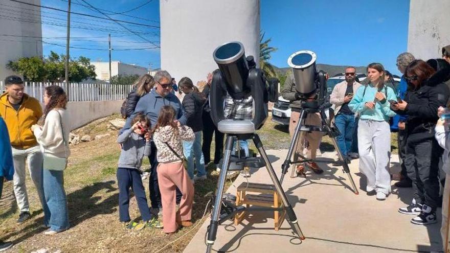 Los astrónomos de Ibiza y el resto de Baleares, listos para un eclipse solar tan "de película" como falto de "atractivo científico"