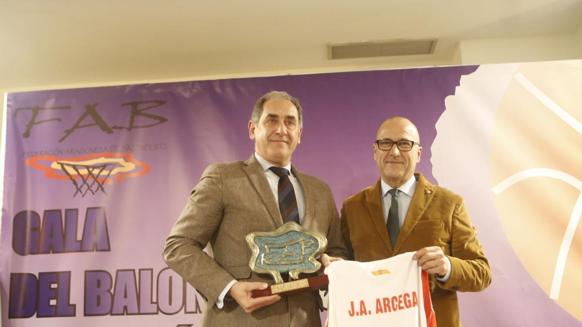 Pepe Arcega (izquierda), durante una gala de la Federación Aragonesa de Baloncesto.