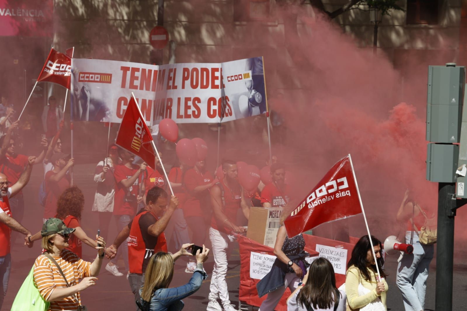 Miles de trabajadores festejan el Primero de Mayo en València