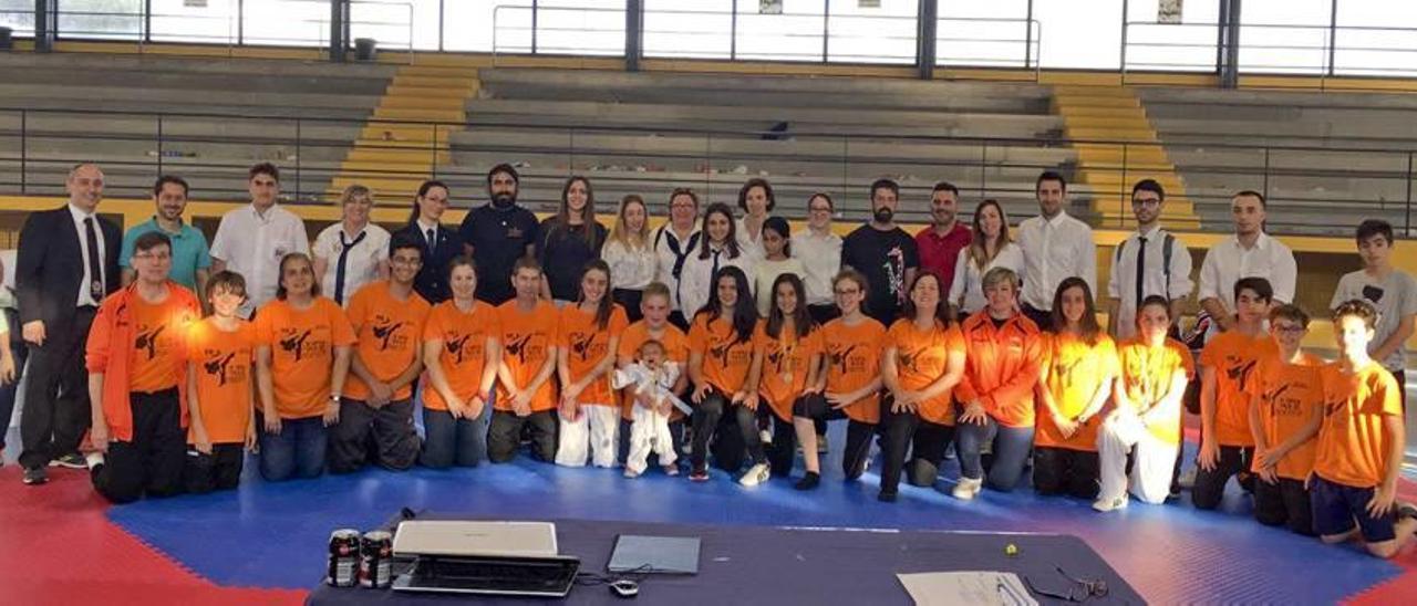 Deportistas y técnicos del Club Taekwondo La Costera-Xàtiva, que ha cerrado la temporada.