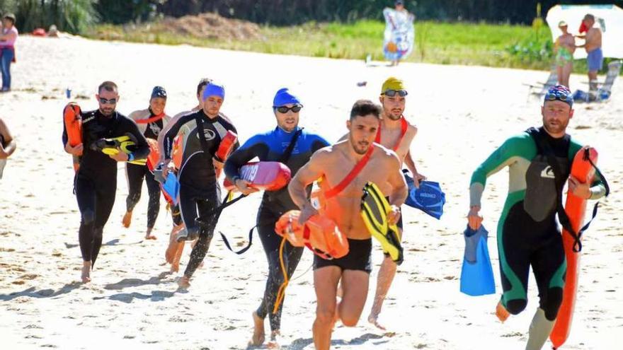 Pruebas de socorrismo en la playa buenense de Portomaior. // Gonzalo Núñez