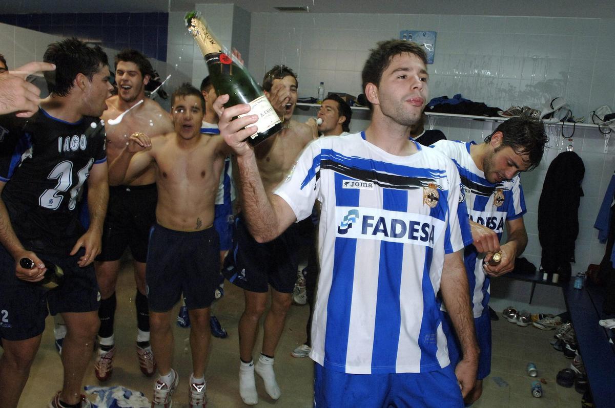 Los jugadores del Fabril celebran el ascenso en el vestuario en 2007; por delante, Rubén Rivera