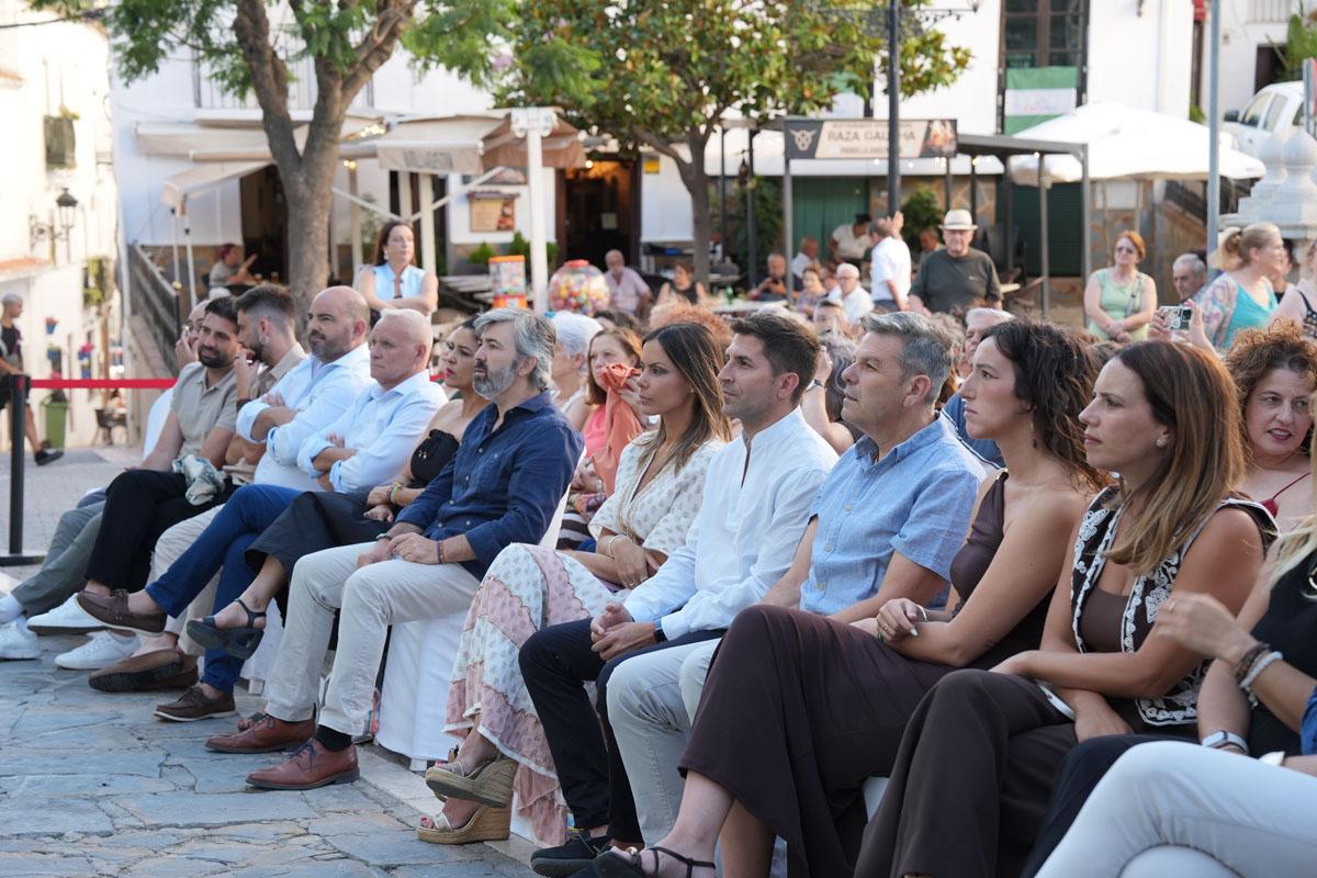 Autoridades y premiados durante la entrega de los premios.