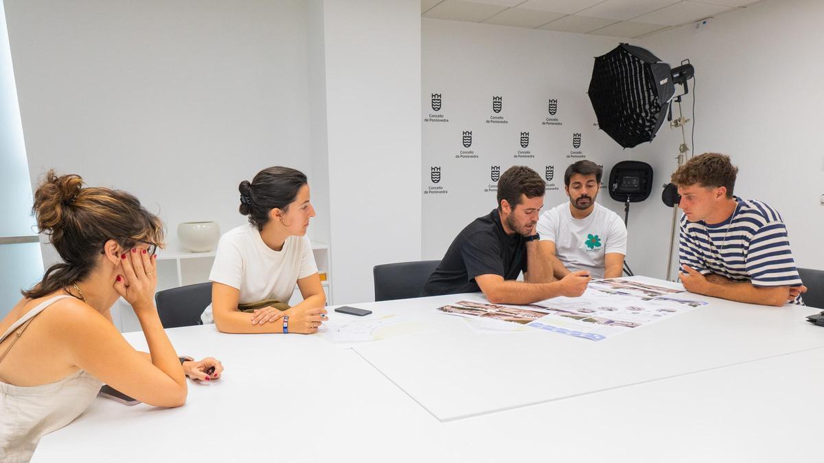 Anabel Gulías y el equipo de diseño del skatepark.