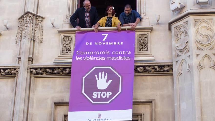 Ensenyat, Parrón y Jurado colgaron ayer la bandera en el edificio de Palau Reial.