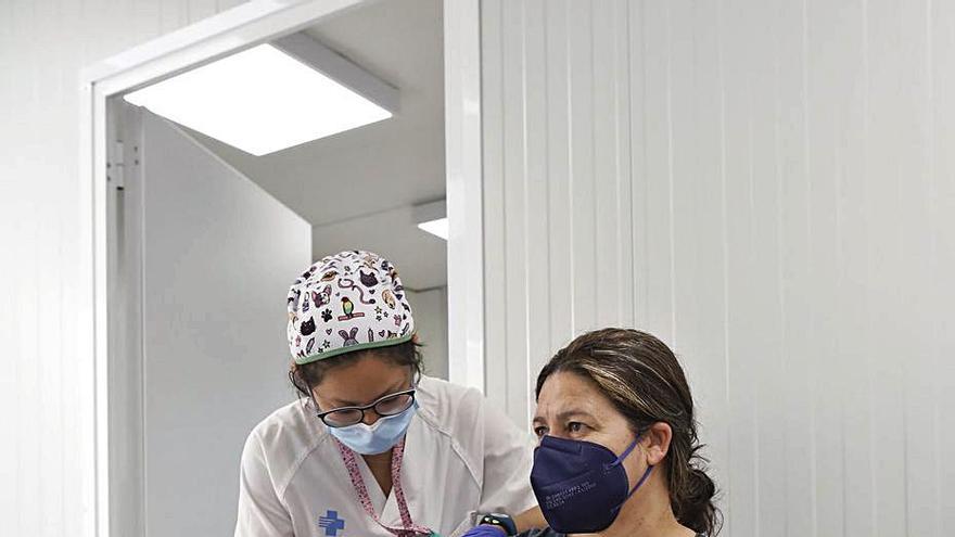 Una veïna de Can Gibert del Pla rebent la vacuna durant la prova pilot.