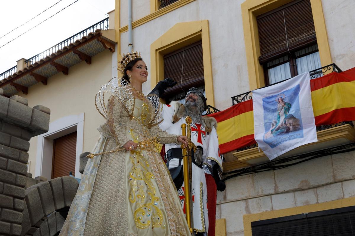 Los cargos de la comparsa de Cristianos recibiendo los aplausos del público.