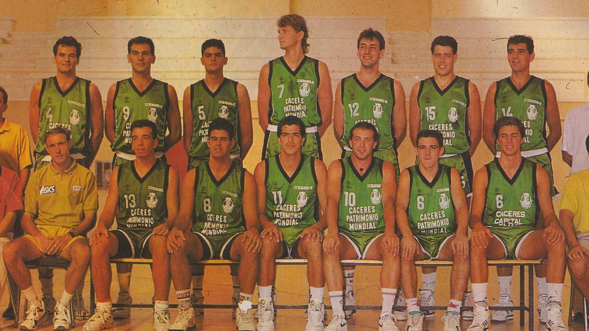 Los jugadores y el equipo técnico que hace tres décadas logró el ascenso a la ACB.