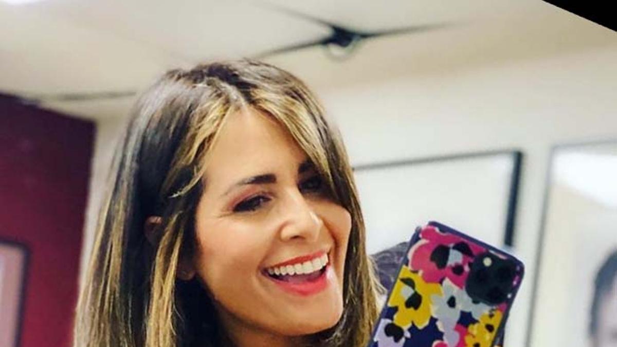 Nuria Roca con pantalón magenta y camisa 'tie dye' en magente y naranja