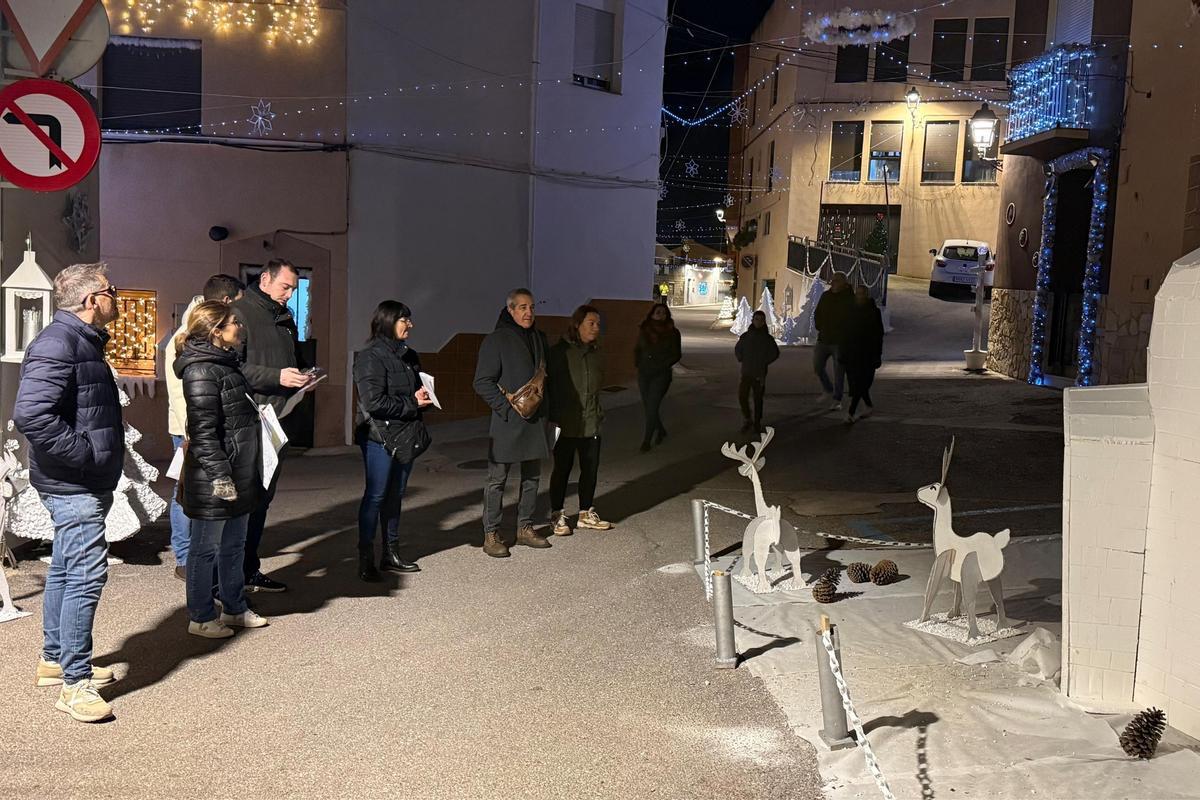 La creatividad vecinal convierte las calles de Onda en un gran escaparate de Navidad.