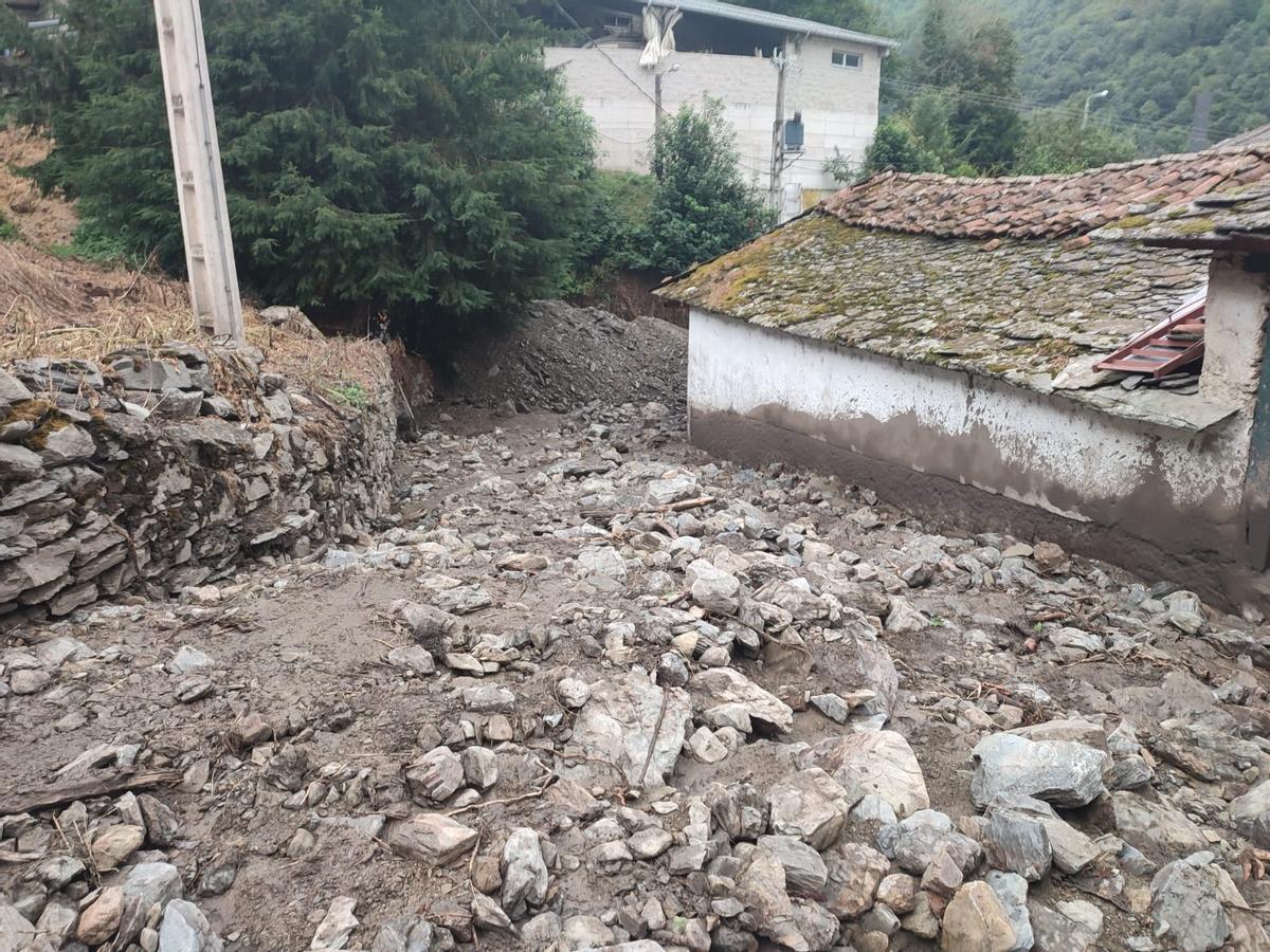 Tromba de agua en Llamera (Cangas del Narcea)