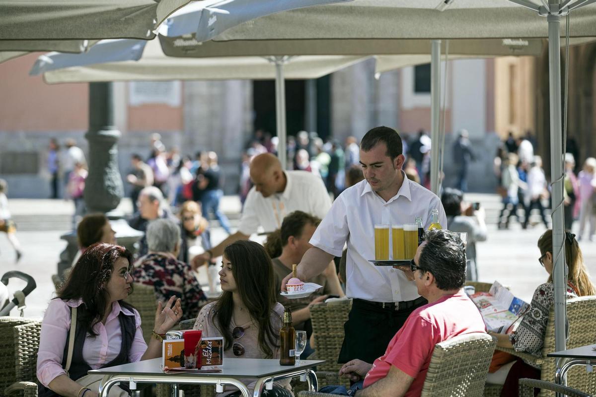 Turistas en una terraza de Valencia.