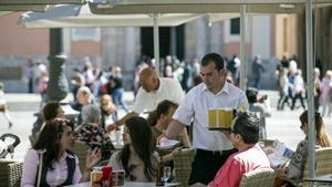 Turistas en una terraza de Valencia.