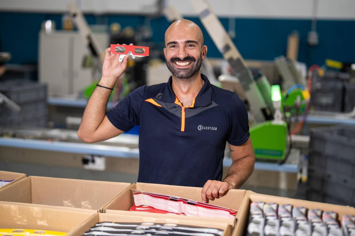 Barcelona. José Crespo Martínez, director de ventas de Celestech, posa en la única fábrica de España que produce gafas homologadas para la observación segura de eclipses solares. La empresa incrementa su producción ante el aumento de la demanda y las advertencias sobre la venta de gafas no certificadas. 5 de agosto de 2026. Sociedad. AUTOR: ZOWY VOETEN