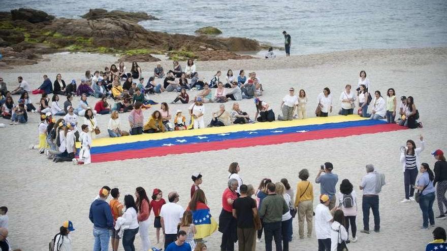 Concentración de venezolanos el año pasado en la playa de Riazor.