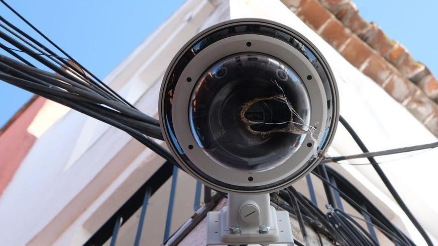 Cámara de videovigilancia en la esquina de las calles San Lorenzo y El Brocense tras ser quemada el pasado 16 de mayo.