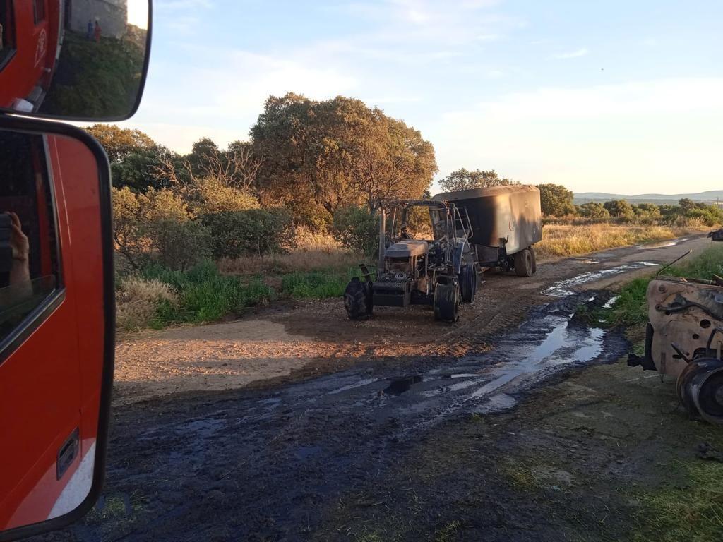 Un incendio devora una nave ganadera en Santibáñez de Tera con maquinaria agrícola en su interior.