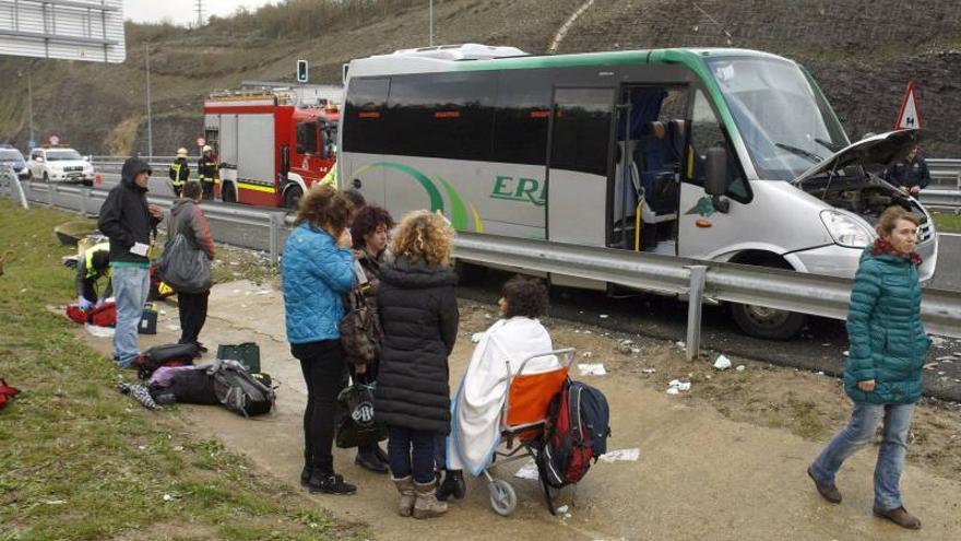 Dieciocho heridos, siete graves, al chocar un camión y un microbús en Álava