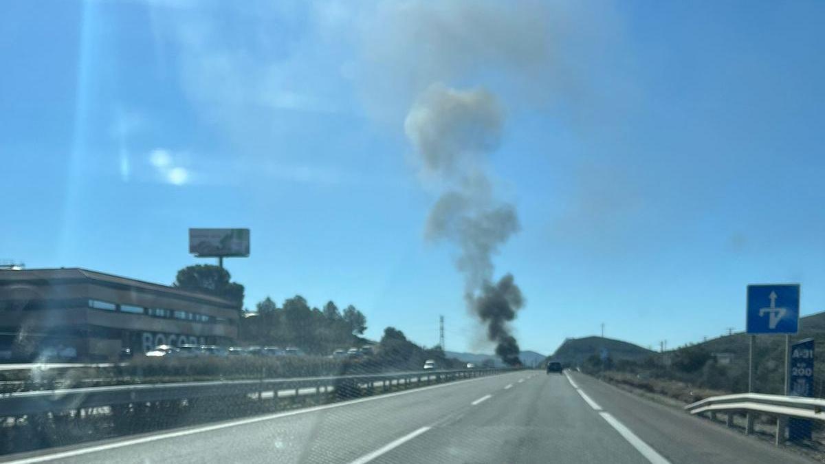 Arde un coche en la A-31 en Petrer