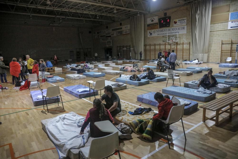 Afectados por las inundaciones en Sant Llorenç descansan en el polideportivo Miquel Àngel Nadal