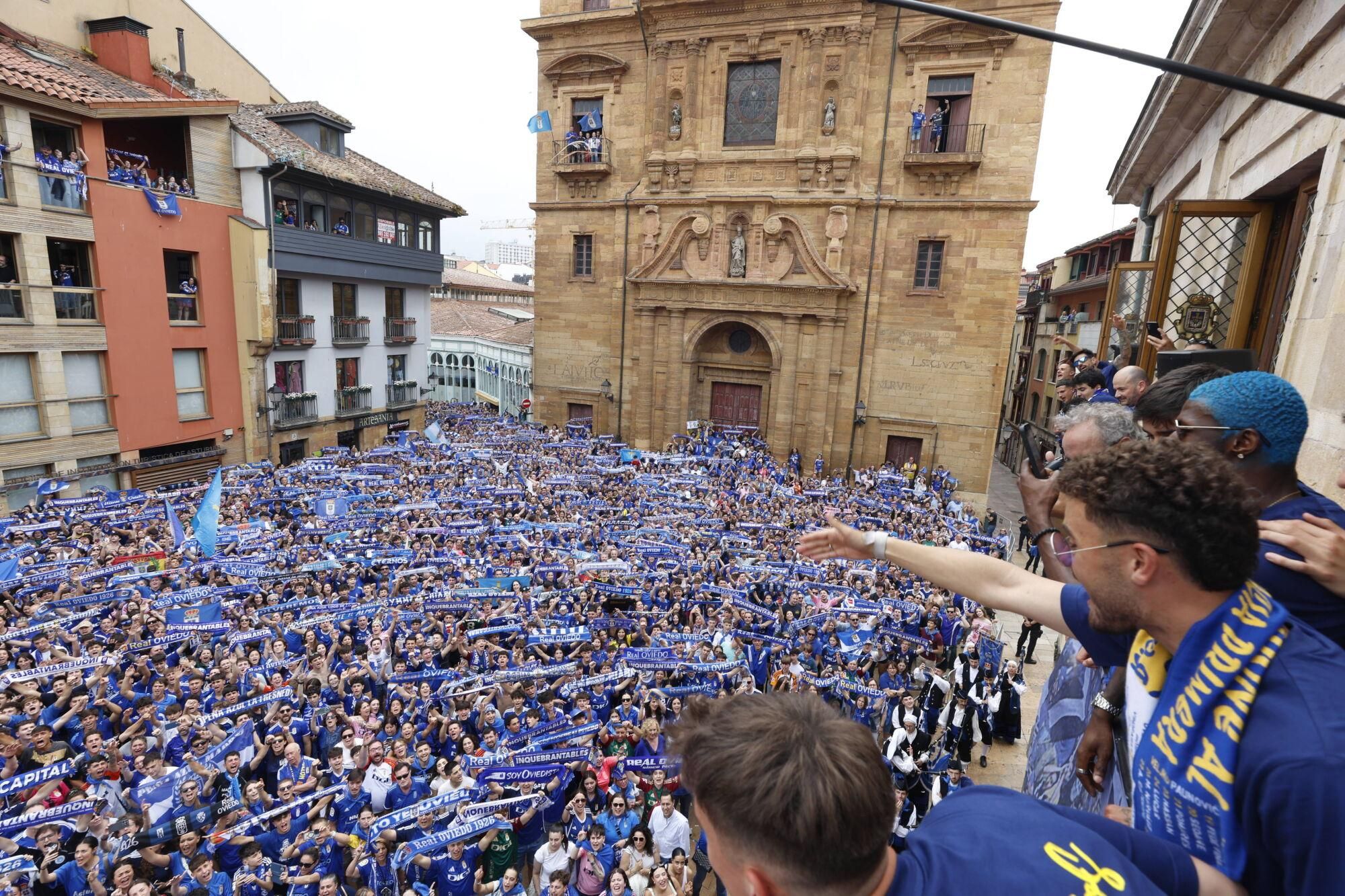 Locura azul en las calles de Oviedo para celebrar el ascenso del equipo a Primera División