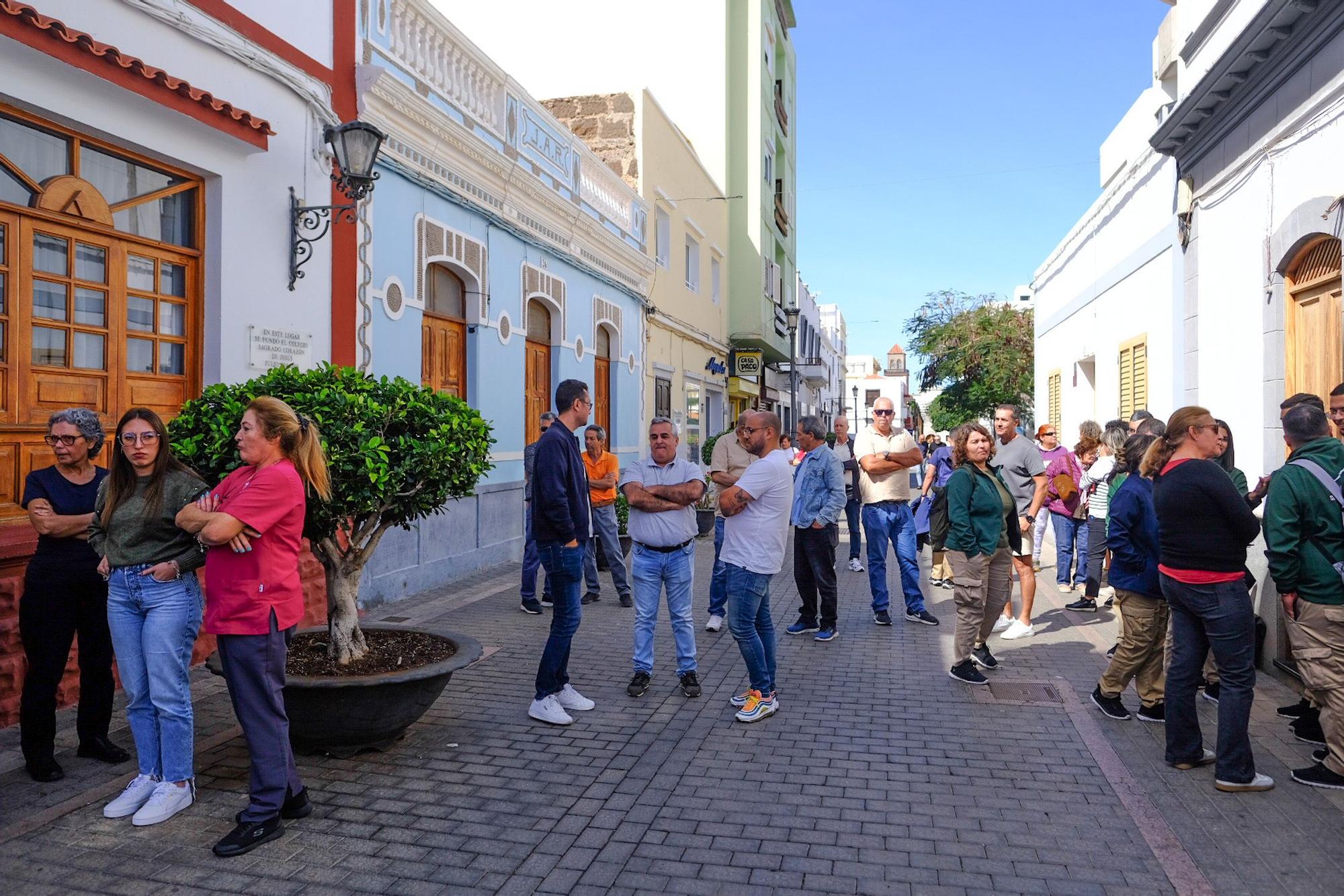 Minuto de silencio y último adiós a la mujer asesinada en La Aldea