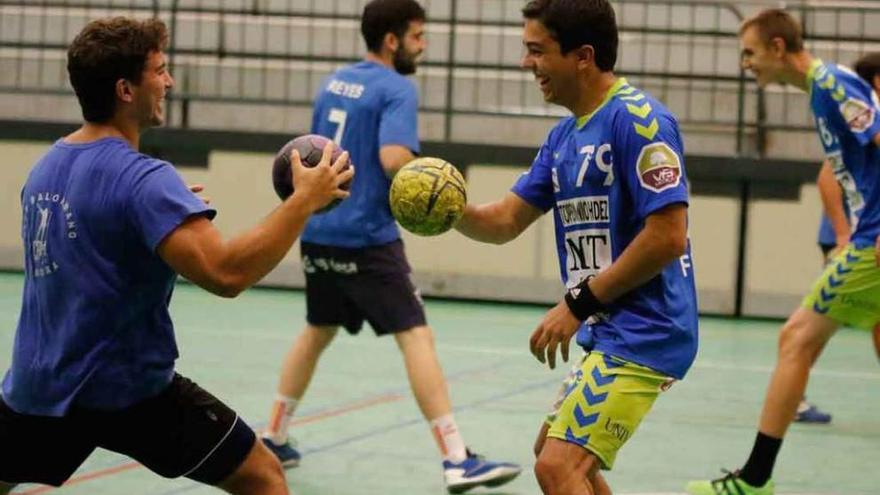 Galán y Fuentes, Aurelio y Coca, en pleno calentamiento.