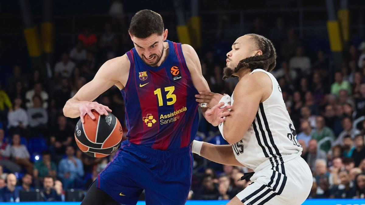 Tomas Satoransky, ante Carsen Edwards en el Barça-Virtus
