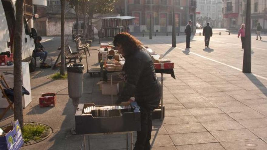 Una vendedora, en su puesto ambulante, ayer, en Pola de Laviana.