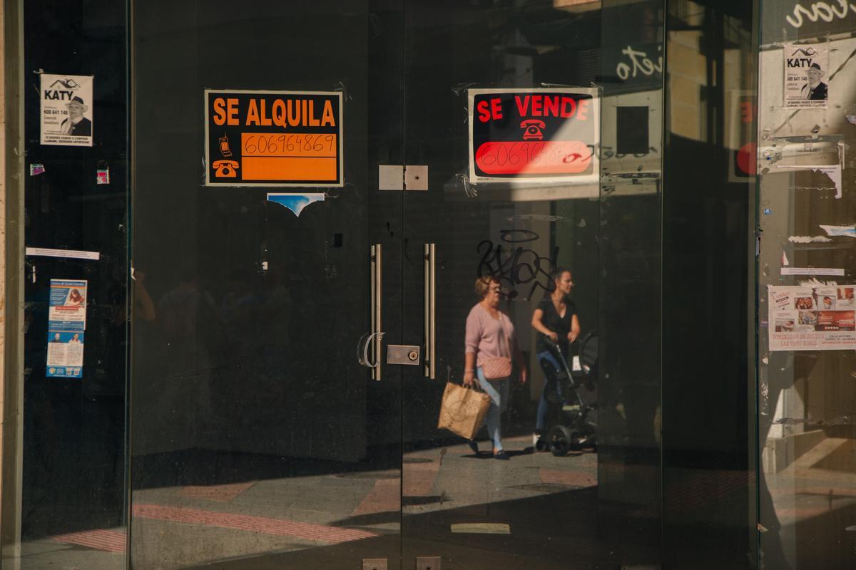 Carteles de Se alquila y Se vende en un local del centro de Talavera.