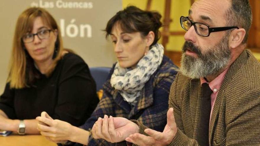 Silvia Martínez, Cintia Ordóñez y Borja Álvarez, en el acto.