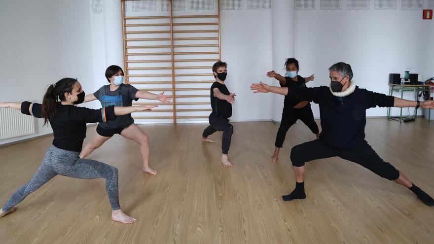 VIGO, ESAD. ALUMNOS Y PROFESOR ENSAYANDO CON MASCARILLA