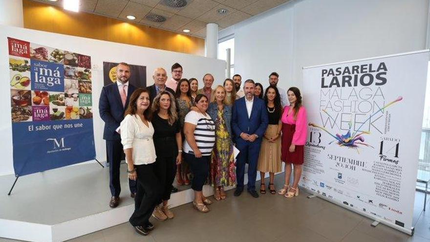 La directora de Pasarela Larios, María José González, el responsable de la delegación de Desarrollo Económico Sostenible, Juan Carlos Maldonado y diseñadores.