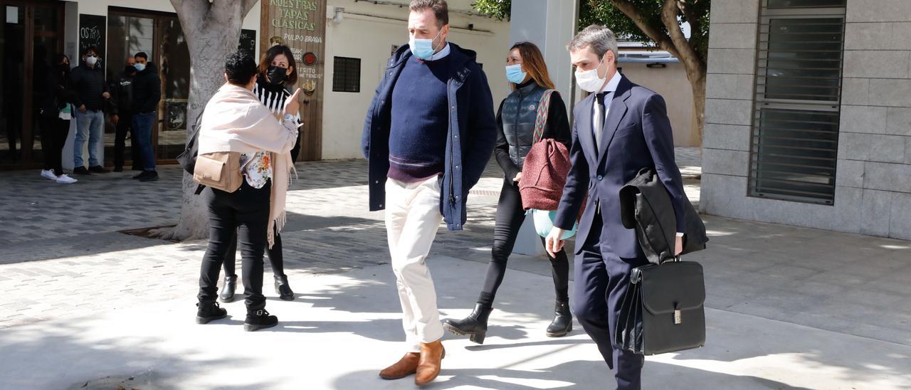 Antonio Huerta Chamorro junto a su abogado y, detrás, Pilar Fernández, esta mañana en el exterior del edificio de los juzgados.