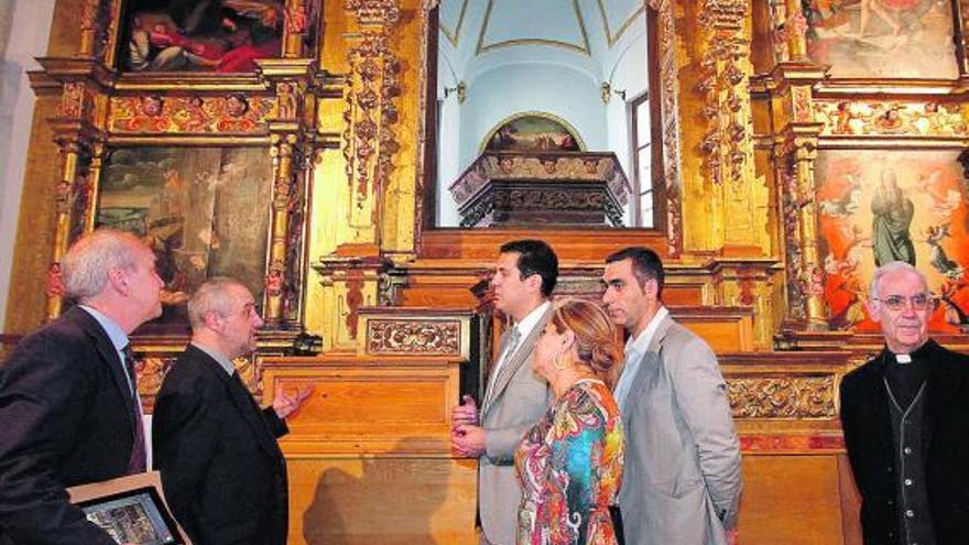 Fernando Pérez y Rivera de las Heras (izquierda) muestran el retablo a Castro y Valdeón.