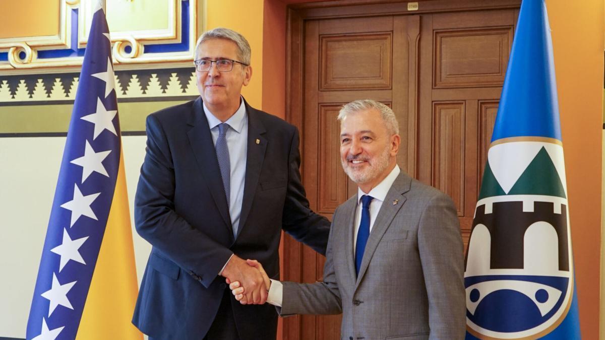 L'alcalde de Barcelona, Jaume Collboni, amb el seu homòleg de Sarajevo, Samir Advic, en una reunió a la capital de Bòsnia i Hercegovina