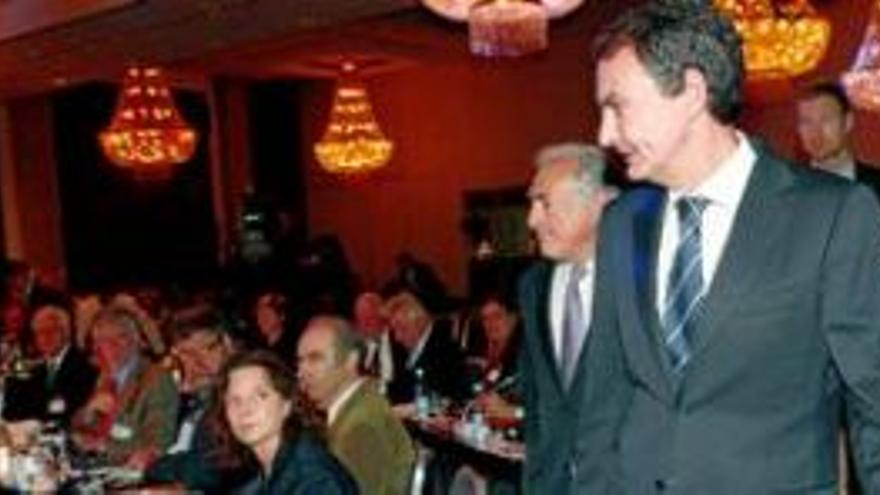 Zapatero prepara nuevas reformas destinadas a salir del furgón de cola
