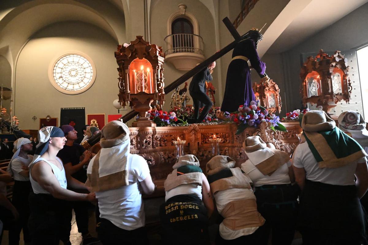 Un momento de la preparación de Jesús del Gran Poder a su salida del Corazón de Jesús este Lunes Santo en Elche
