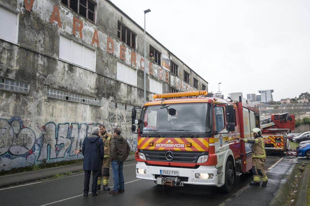 Los Bomberos acudieron a apagar un fuego en las instalaciones afectadas, abandonadas.