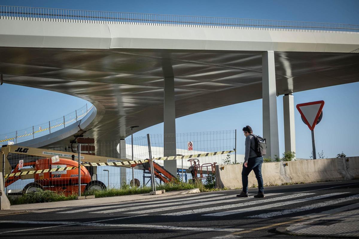 Un joven cruzando uno de los pasos de peatones de la rotonda de Padre Anchieta