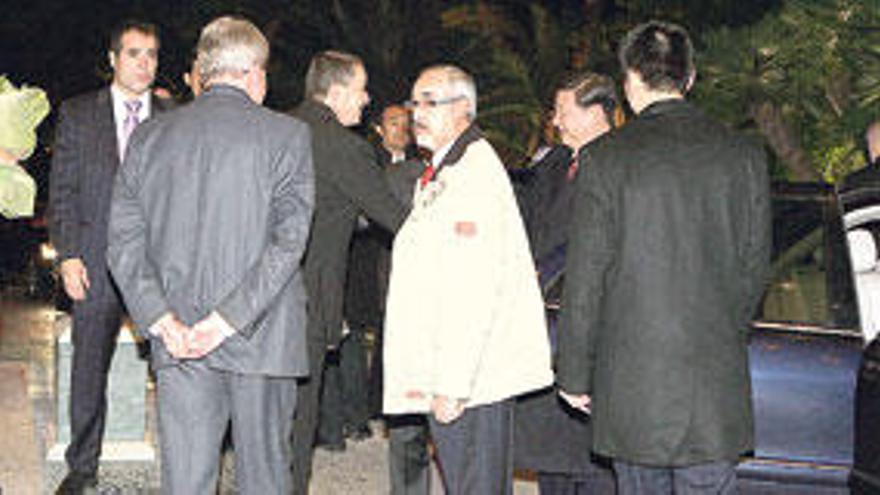 El vicepresidente chino (segundo por la derecha), ayer noche, recibido a los pies de su coche en la llegada al hotel Valparaíso.