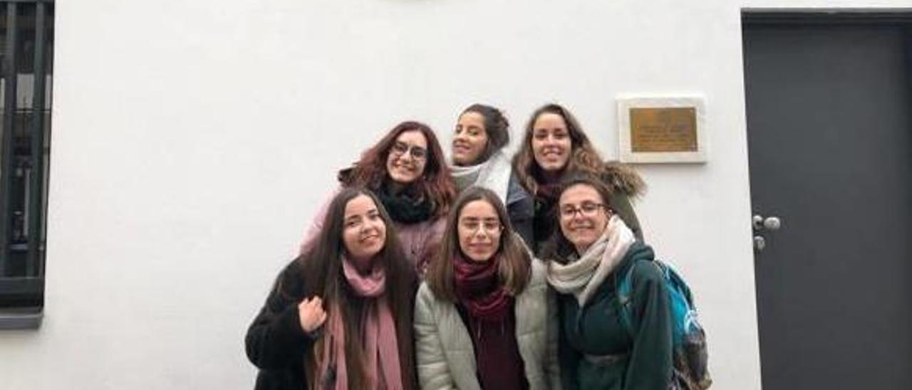 Las jóvenes estudiantes en la embajada de España en Rumanía tras solicitar el voto por correo.