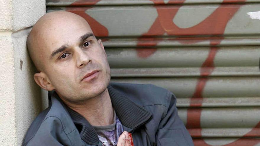 El agresor, con las manos ensangrentadas, tras su detención. / efe