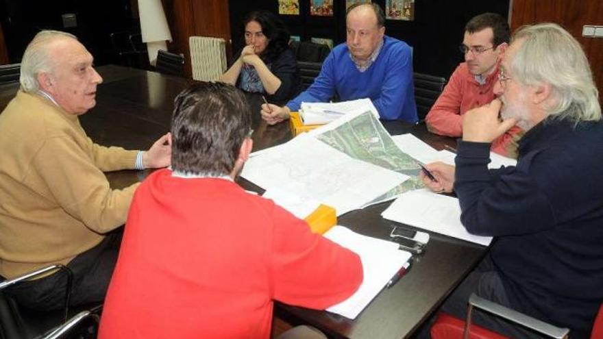Concejales y técnicos de Pontevedra analizan los planos en la comisión de límites de ayer.  // R. Vázquez