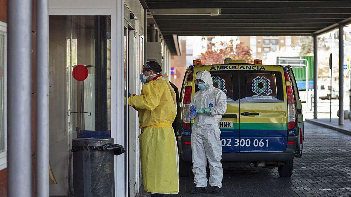 Sanitarios en la entrada de Urgencias del Complejo Asistencial de Zamora.