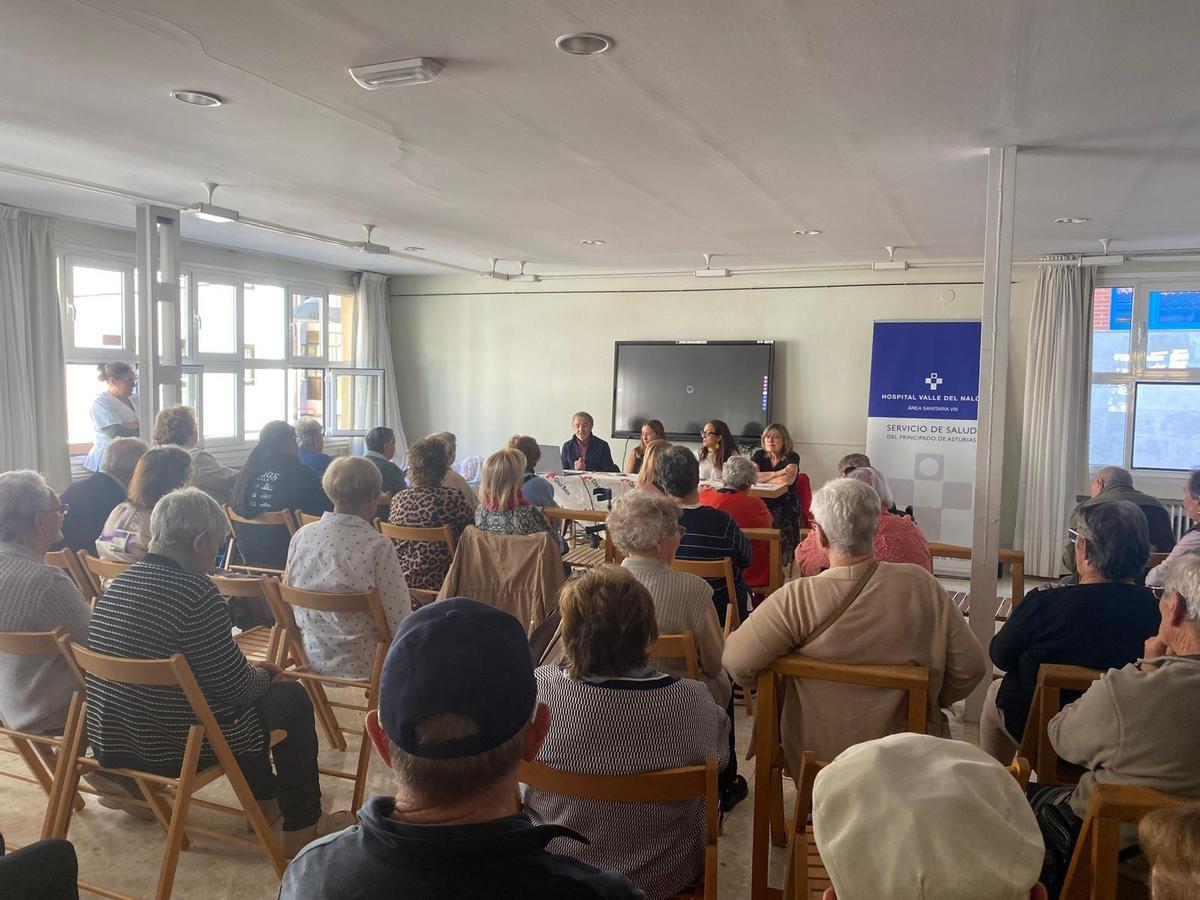 Una charla en el centro social de Laviana.