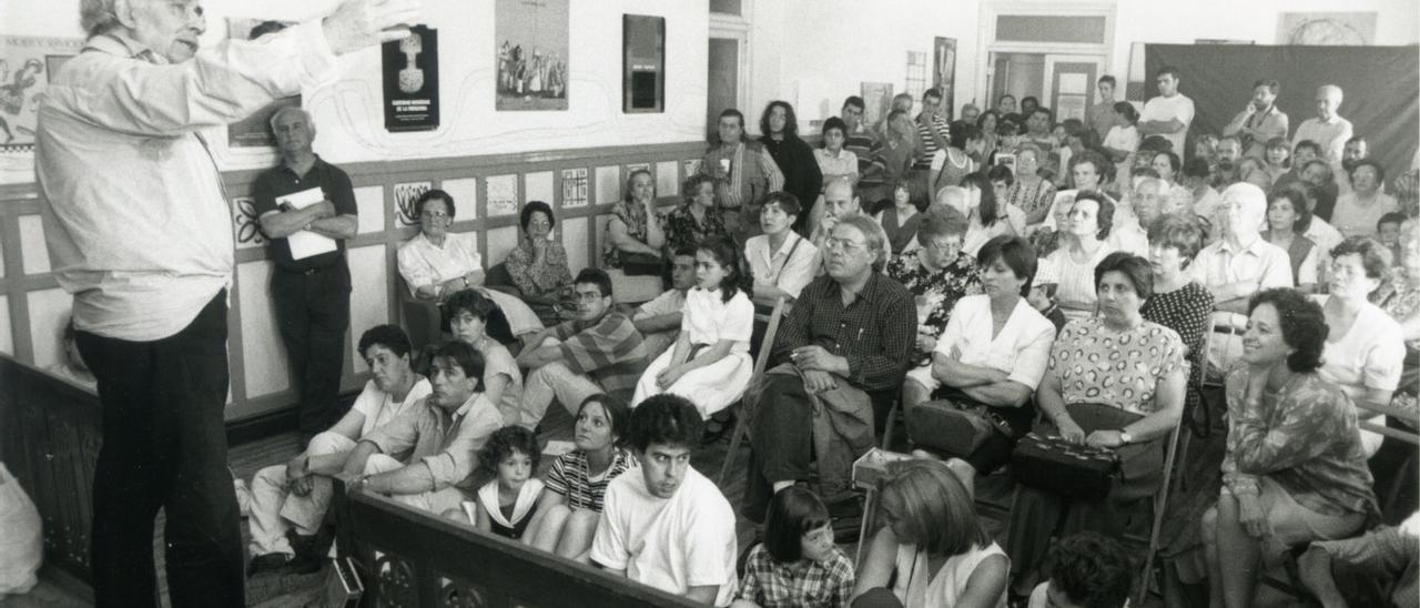 AGUSTIN GARCIA CALVO DANDO CLASES EN LA ESCUELA DE SABIDURIA POPULAR EN EL CUARTEL VIRIATO DURANTE LA TOMA